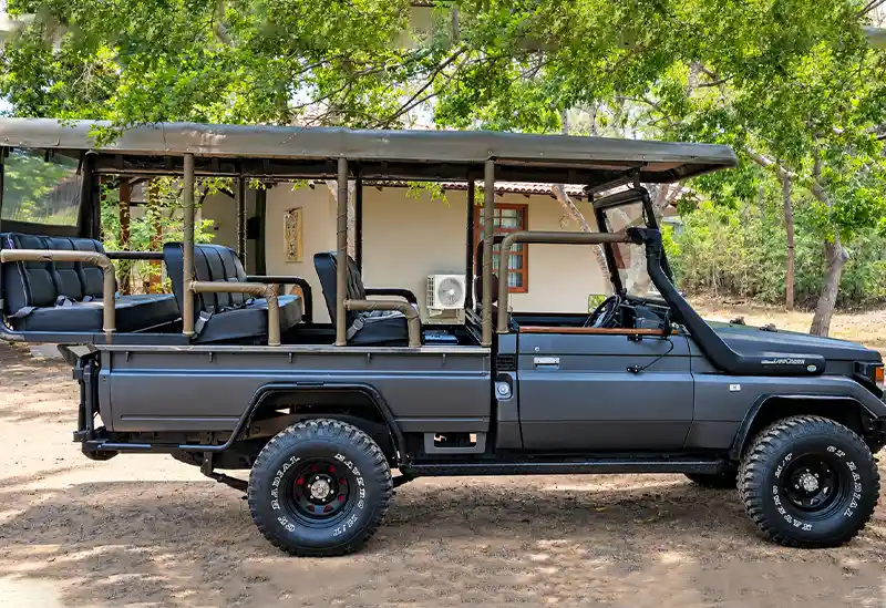 Open-sided safari vehicle for game viewing